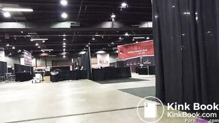 Babe poops while vlogging at a convention