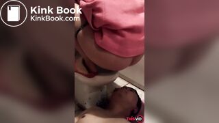 Sendo usado como banheiro pela asiática