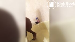 Pretty black bitch shits in tub and smears on her ass