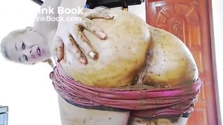 Sexy blonde girl shit in her pink panty smear and play
