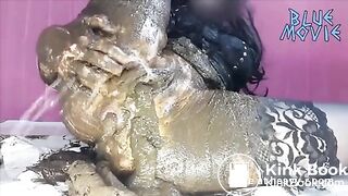 Shit in pussy lady scat / mierda en la concha