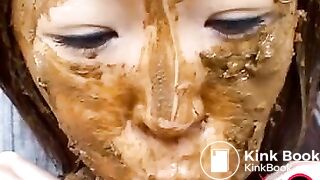 Japonesa comendo merda