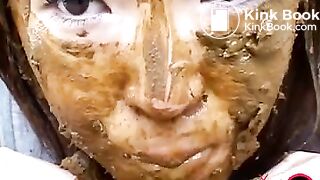 Japonesa comendo merda