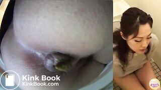 Girls on the toilet pooping