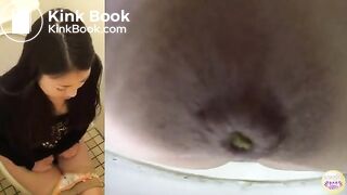 Girls on the toilet pooping