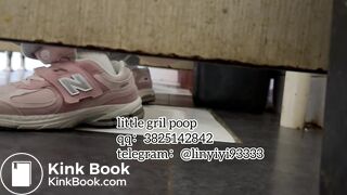 High-quality girls pooping in the toilet 11