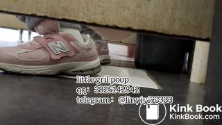 High-quality girls pooping in the toilet 11