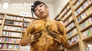 [Femdom] Japanese girl shitting to man