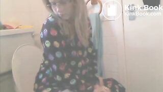 Girl on the toilet pooping - video 7