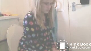 Girl on the toilet pooping - video 7