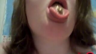 Gordinha comendo a própria merda