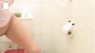 Cute girl pooping - video 6