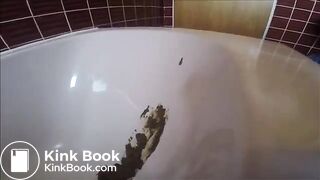 Hot bubble butt babe shitting in bathtub