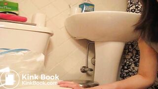 Toilets - Cute American Girl Pooping [2]