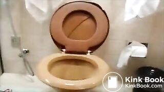 novinha squats on toilet n shits