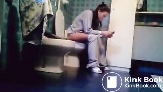 Francesca Spied While Pooping