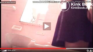 Girls pooping on the toliet - video 13