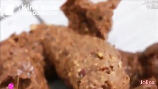 Stunning brunette takes a nice shit