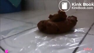 Stunning brunette takes a nice shit