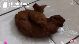 Stunning brunette takes a nice shit