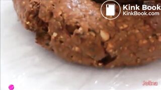 Stunning brunette takes a nice shit