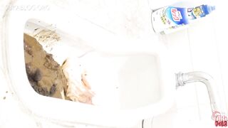 Japanese shitting on toilet. - video 3