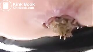 pretty american girl pooping