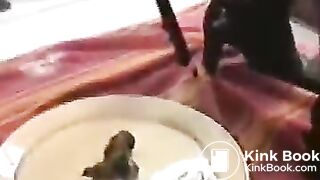 pretty american girl pooping