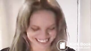 pretty american girl pooping