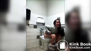 Toilets - Crazy American Girl Shitting [2]