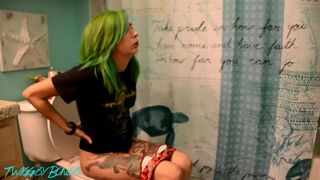 girl shitting - video 6