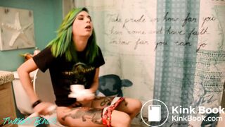 girl shitting - video 6