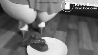 Blonde shitting (B & W Video)