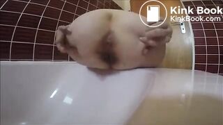 Bubble butt girl shitting in bathtub