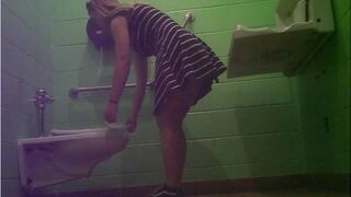 Girls pooping on the toliet - video 10