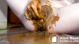 Scat fisting pussy play