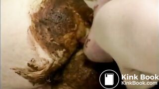 mulher lambendo bunda do macho suja de 'cocô'