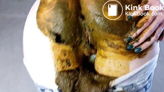 Shitting in Leggings