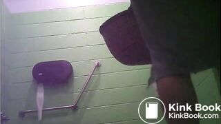 Girls pooping on the toliet - video 9