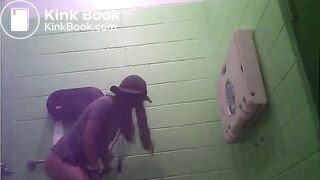 Girls pooping on the toliet - video 9