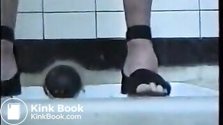 Japanese girl shitting & peeing spycam