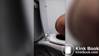 Thick butt taking a dump