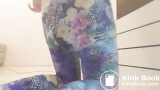 Blonde huge dump in flower leggings