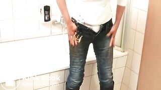 That's how a jeans should look like... ready for a walk!