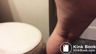 chubby girl gets her shitty asshole fingered