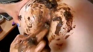 Girl fingers her friend while she shits