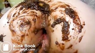 Girl fingers her friend while she shits