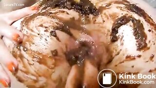 Girl fingers her friend while she shits