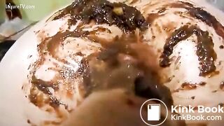 Girl fingers her friend while she shits