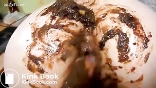 Girl fingers her friend while she shits